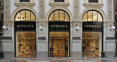 ditta versace novara|Trova la boutique Versace più vicina .